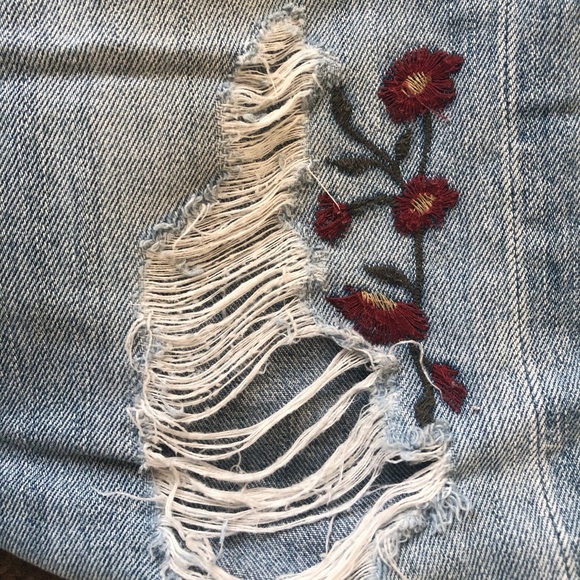 Embroidered Distressed Jeans 🌼💙 - Picture 3 of 3